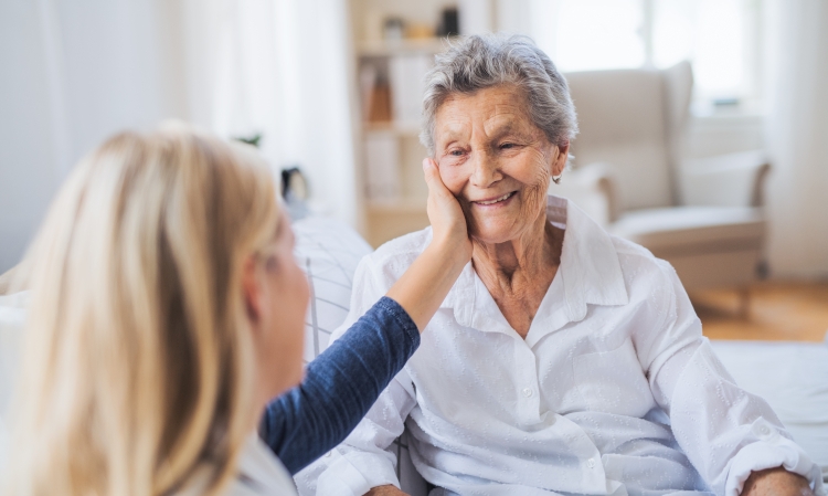 Opieka seniora – co powinieneś wiedzieć o pracy opiekuna osób starszych?