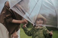 Zimowa garderoba dla dzieci - jak przygotować zestawy na deszczowe dni?