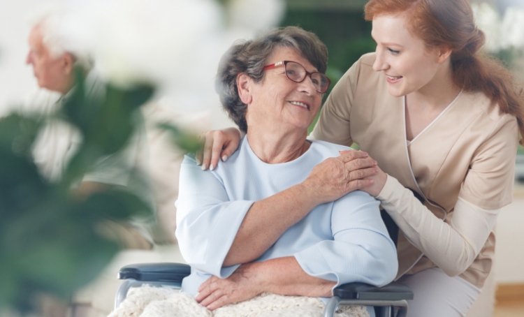 Alzheimer - pielęgniarka opiekująca się starszą kobietą na wózku