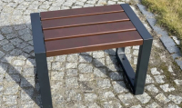 Krzesła parkowe w przestrzeni publicznej