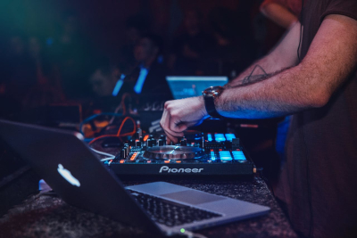 Kltur unter Druck - Wie Berliner Clubs und alternative Kunstszene gegen Verdrängung kämpfen