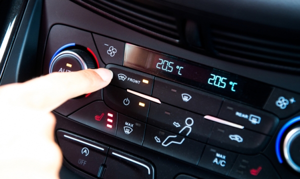 Obsługa systemu klimatyzacji w samochodzie