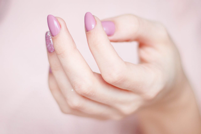 Nagelset mit UV Lampe – perfekt für den Einstieg in die Welt der Gel-Maniküre