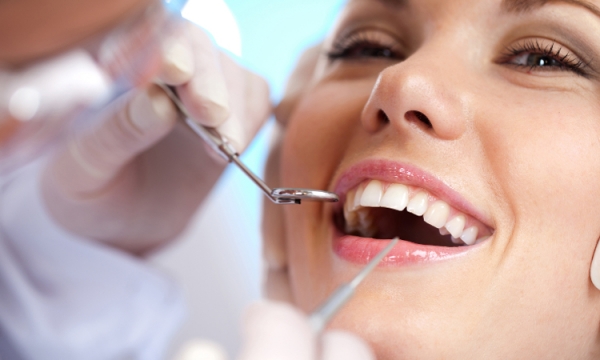 Reimplantacja sposobem na leczenie wybitych zębów